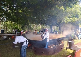 Elaboración de la paella en una edición pasada de la fiesta.