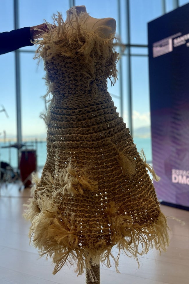 Vestido realizado en sisal por la artista finlandesa afincada en San Sebastián, Tytti Thusberg.