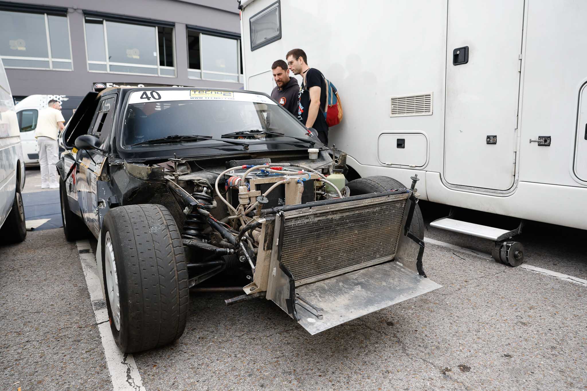 Dos aficionados contemplan uno de los automóviles del Rallye.