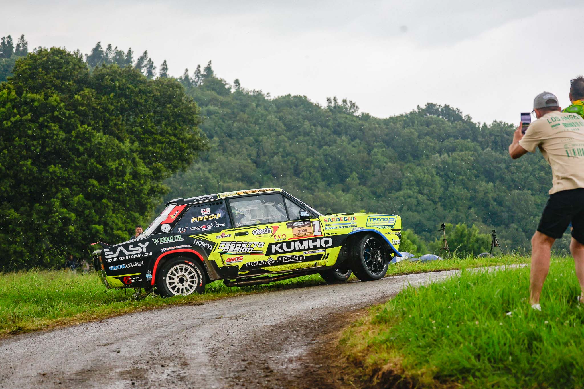Paolo Diana, con su Fiat 131, toma de forma espectacular una curva.