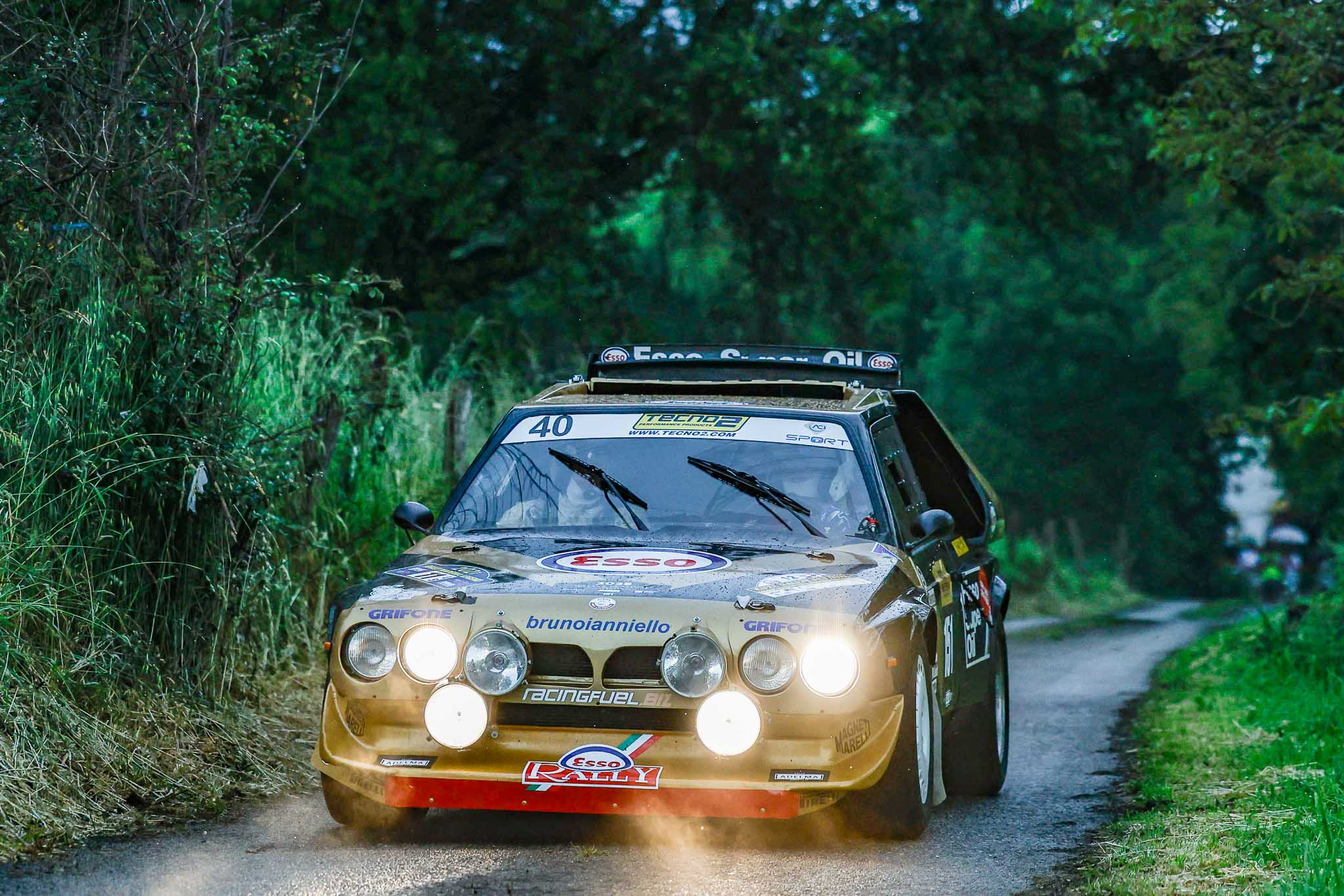 Bruno Ianniello conduce su Lancia Delta S4.