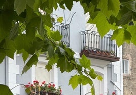 Uno de los balcones decorados en la Puebla Vieja de Laredo.