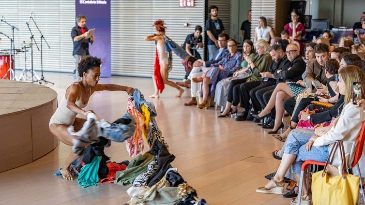 Las bailarinas y coreógrafas Monty Lima y Mónica Yunquera en el transcurso de la representación artística en la que también participó el actor santanderino Jimmy Barnatán.