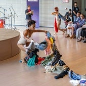 Las bailarinas y coreógrafas Monty Lima y Mónica Yunquera en el transcurso de la representación artística en la que también participó el actor santanderino Jimmy Barnatán.