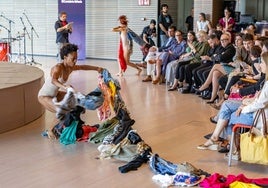 Las bailarinas y coreógrafas Monty Lima y Mónica Yunquera en el transcurso de la representación artística en la que también participó el actor santanderino Jimmy Barnatán.