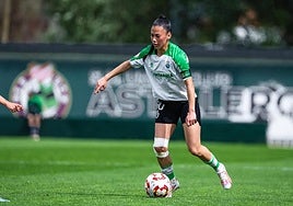 Alicia Ruiz conduce el esférico en los Campos de Sport de Astillero con el Racing femenino.