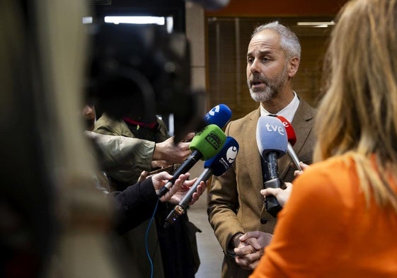 El consejero de Educación, Sergio Silva, durante una atención a medios de comunicación.