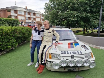 Ari Vatanen y Fabrizia Pons, junto al Peugeot 205 T16 con el que participarán en el Rallye Festival Hoznayo.