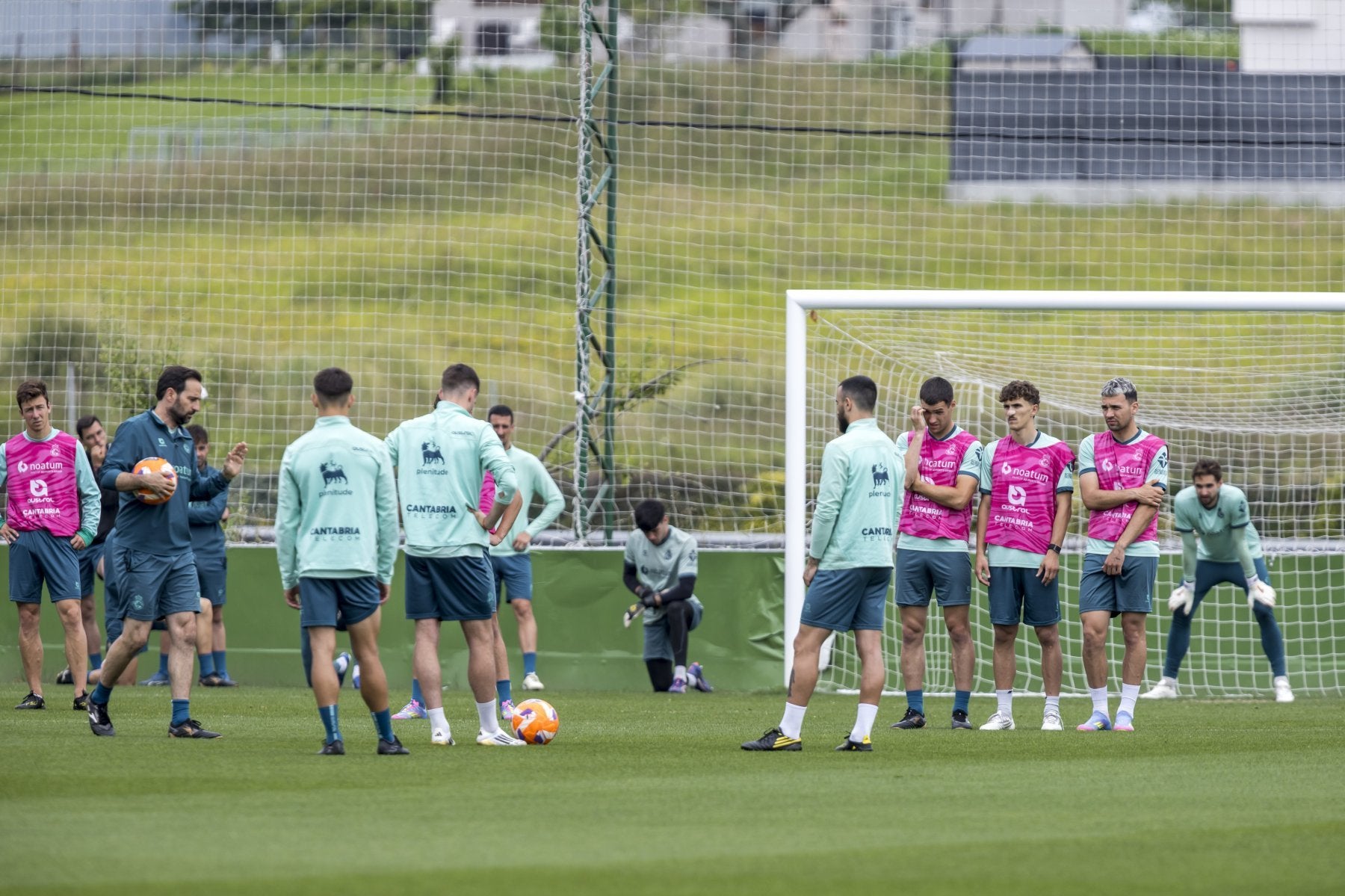 Los jugadores del Racing, en el entrenamiento del viernes en las Instalaciones Nando Yosu.