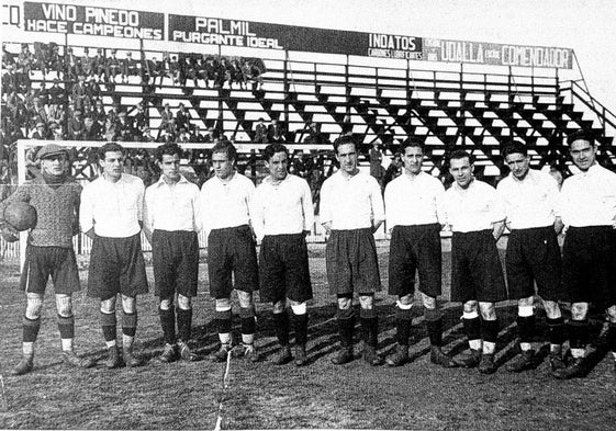 Equipo del Racing en los años veinte del siglo pasado con la Gradona al fondo.