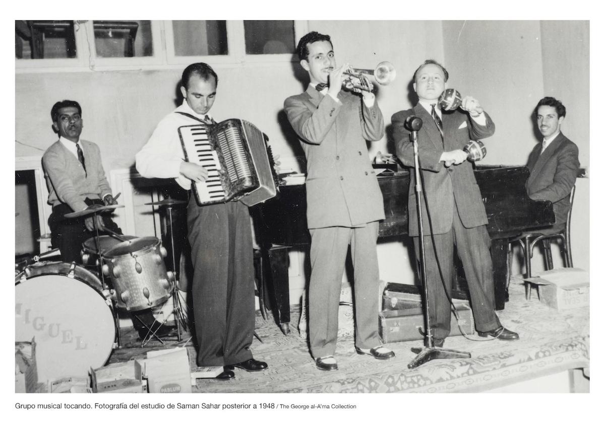 Grupo musical. Fotografía del estudio de Saman Sahar posterior a 1948