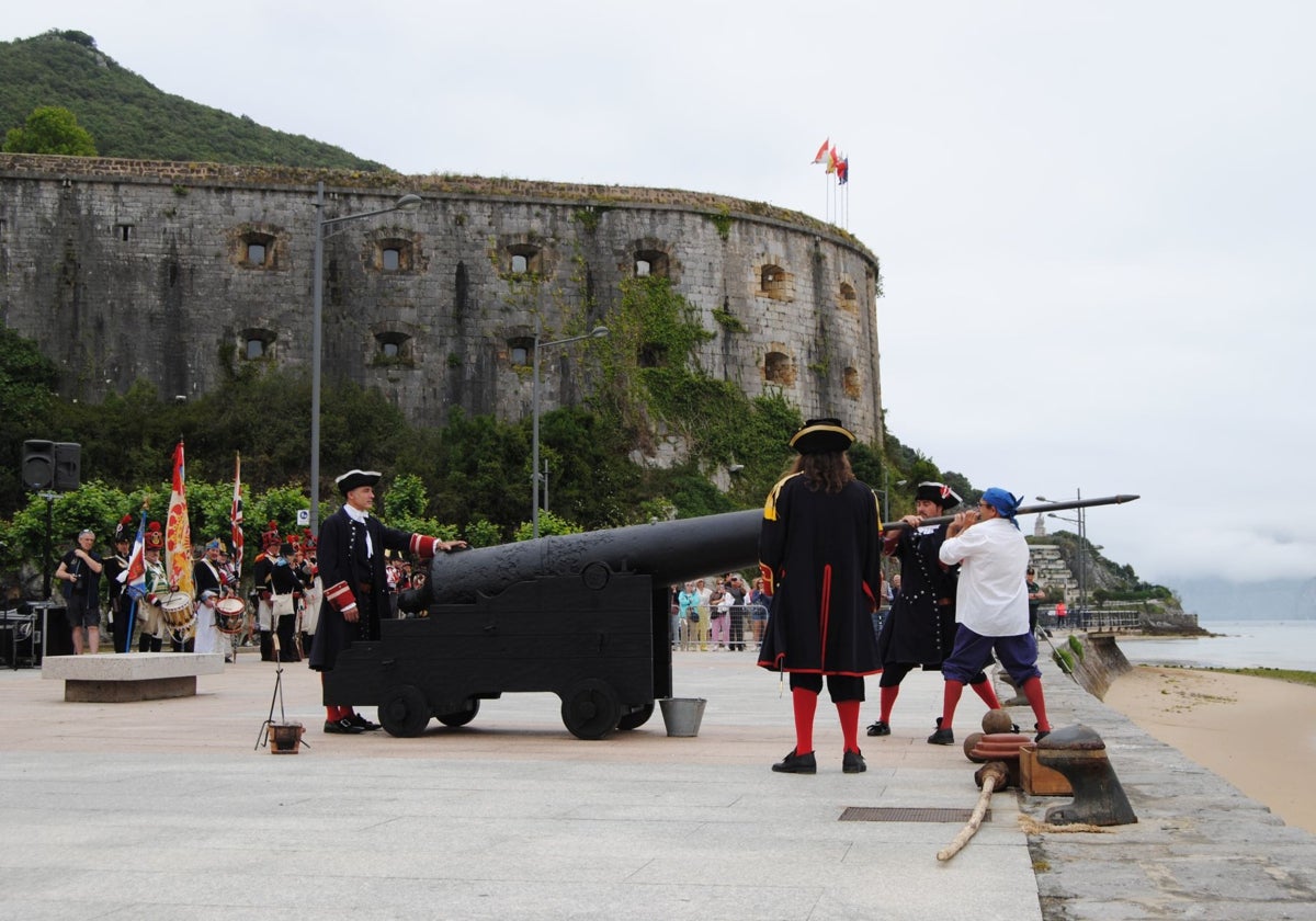 Preparativos para la salva del cañón para recordar la rendición de las tropas francesas el 28 de mayo de 1814.