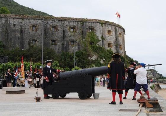 Preparativos para la salva del cañón para recordar la rendición de las tropas francesas el 28 de mayo de 1814.
