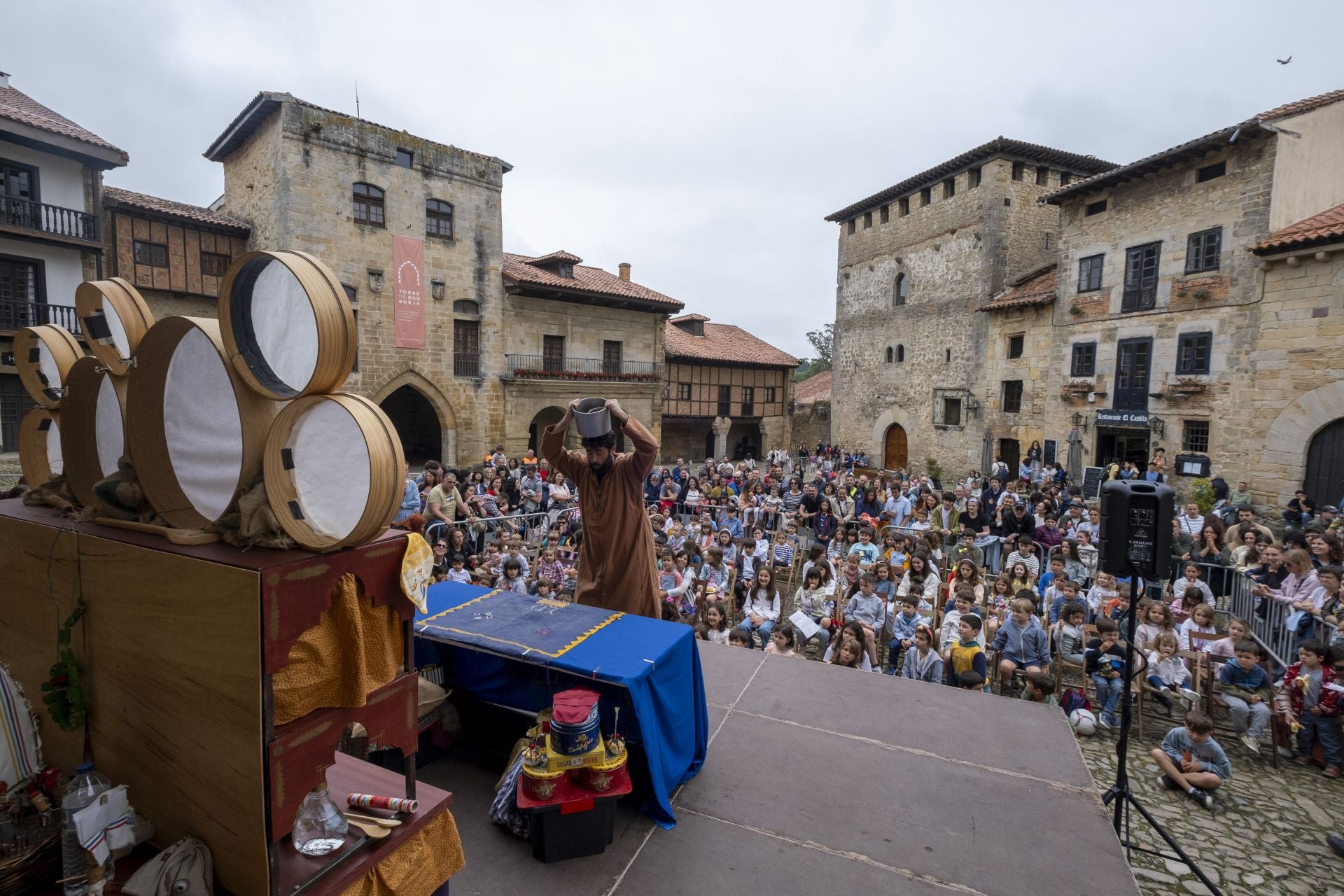 Caricata Teatro representando su obra 'Mil y una' en la Plaza Mayor.