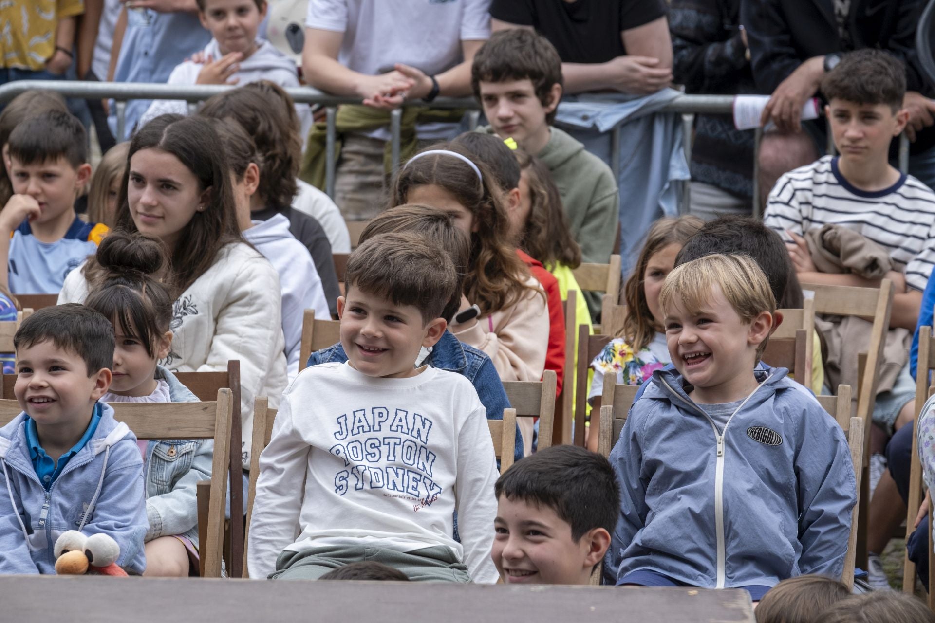 Sentados en los sitios reservados para ellos, el público infantil, los pequeños espectadores disfrutaron de 'Mil y una'.