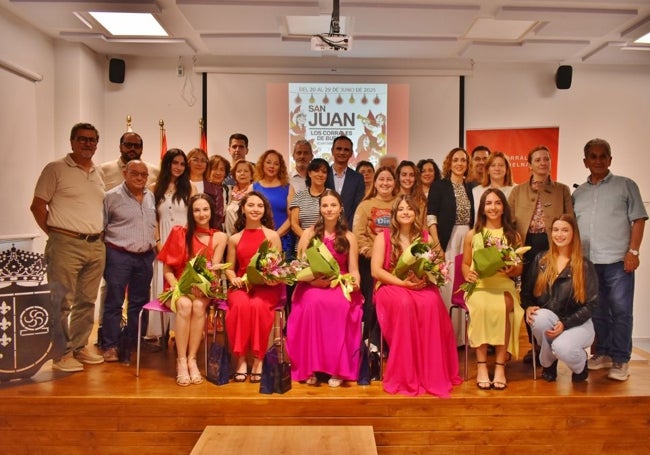 Corte de Honor junto a autoridades y familiares.
