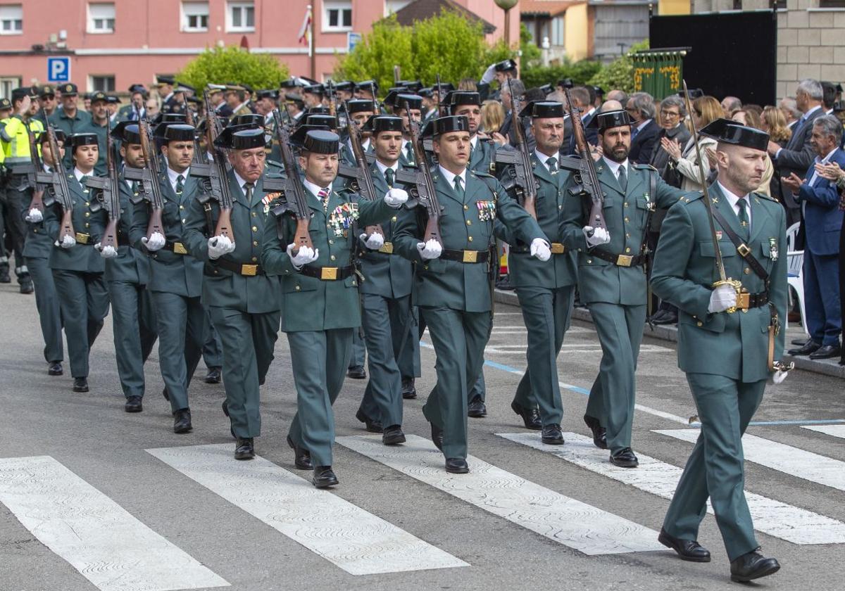 Guardias Civiles celebran en el cuartel de Campogiro el 181 aniversario de la fundación de la Benemérita.