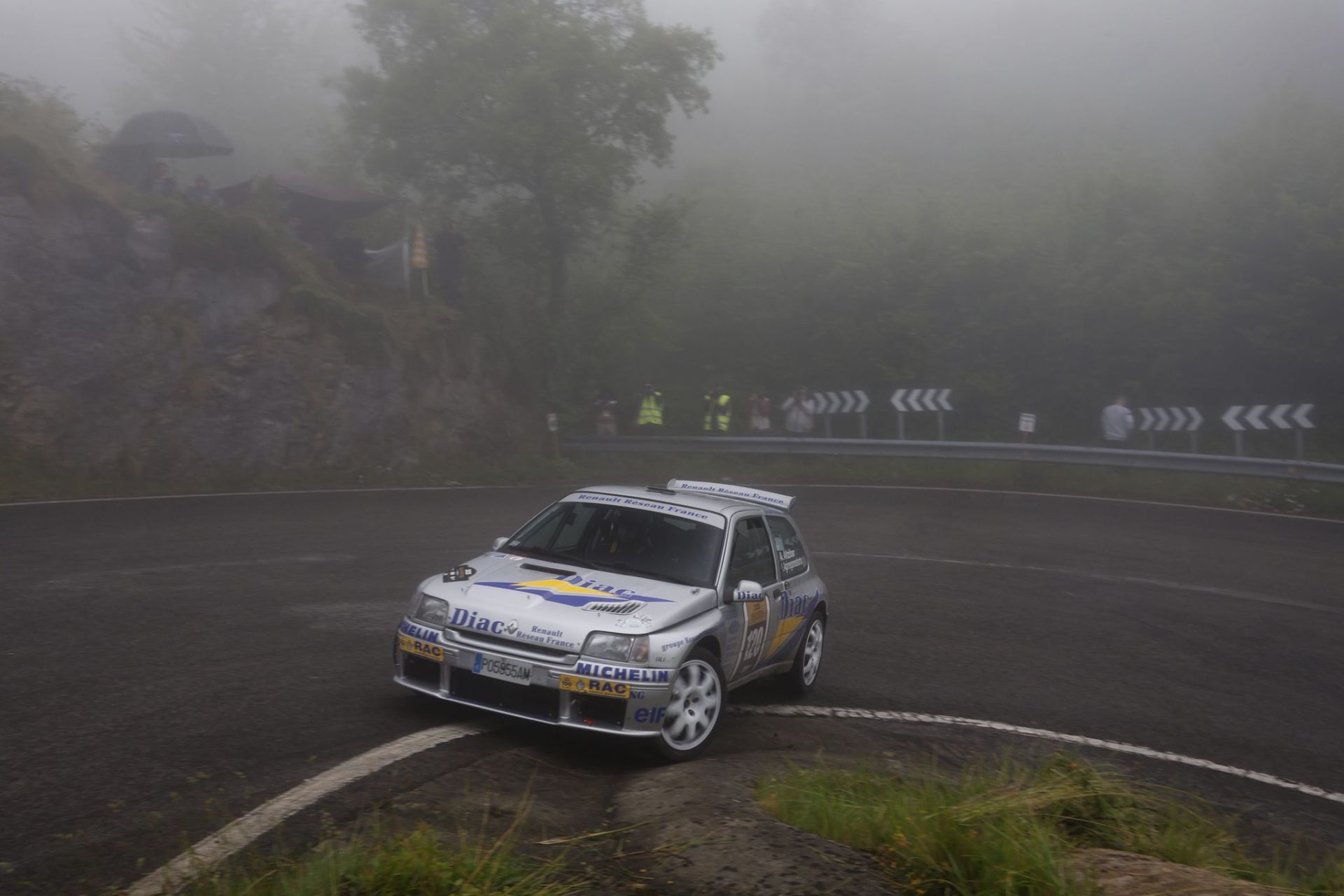 Alain Altzibar sale de una curva con su Renault Clio Maxi.