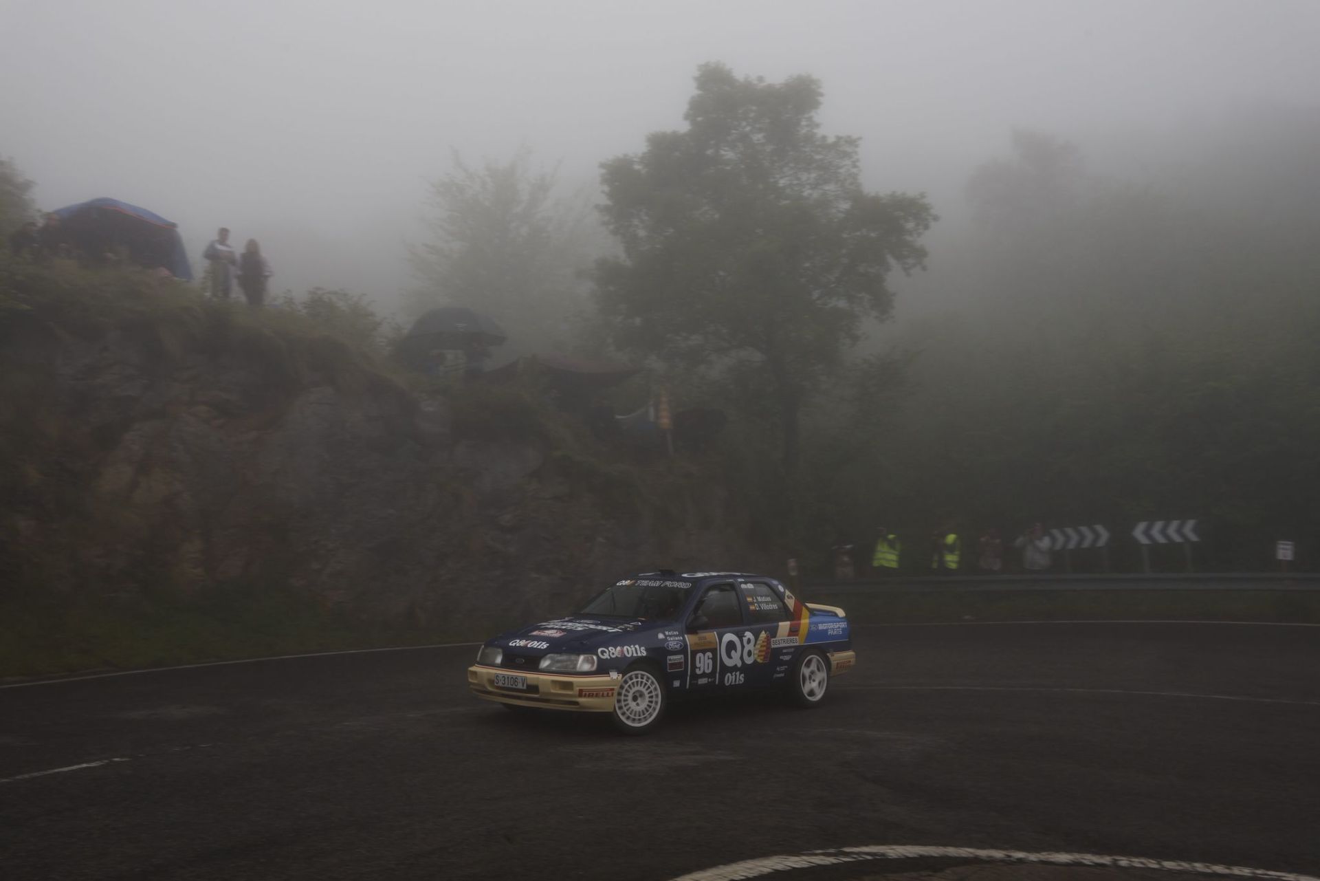 Javier Matías, con su Ford Sierra Cosworth.