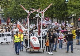 La manifestación partió de la plaza de Correos y terminó en el Ayuntamiento de Santander después de pasar por la sede del Gobierno regional.