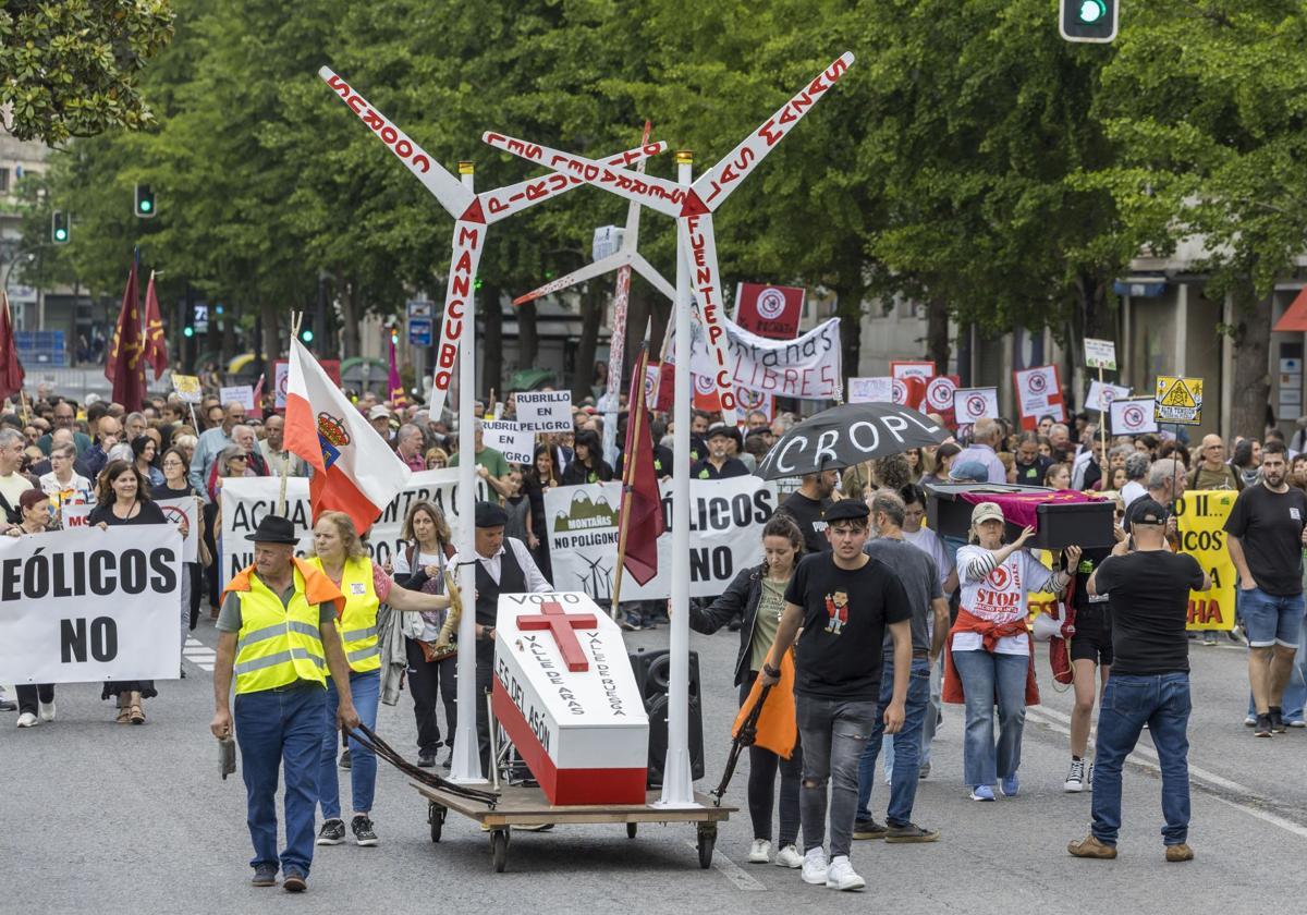 La manifestación partió de la plaza de Correos y terminó en el Ayuntamiento de Santander después de pasar por la sede del Gobierno regional.