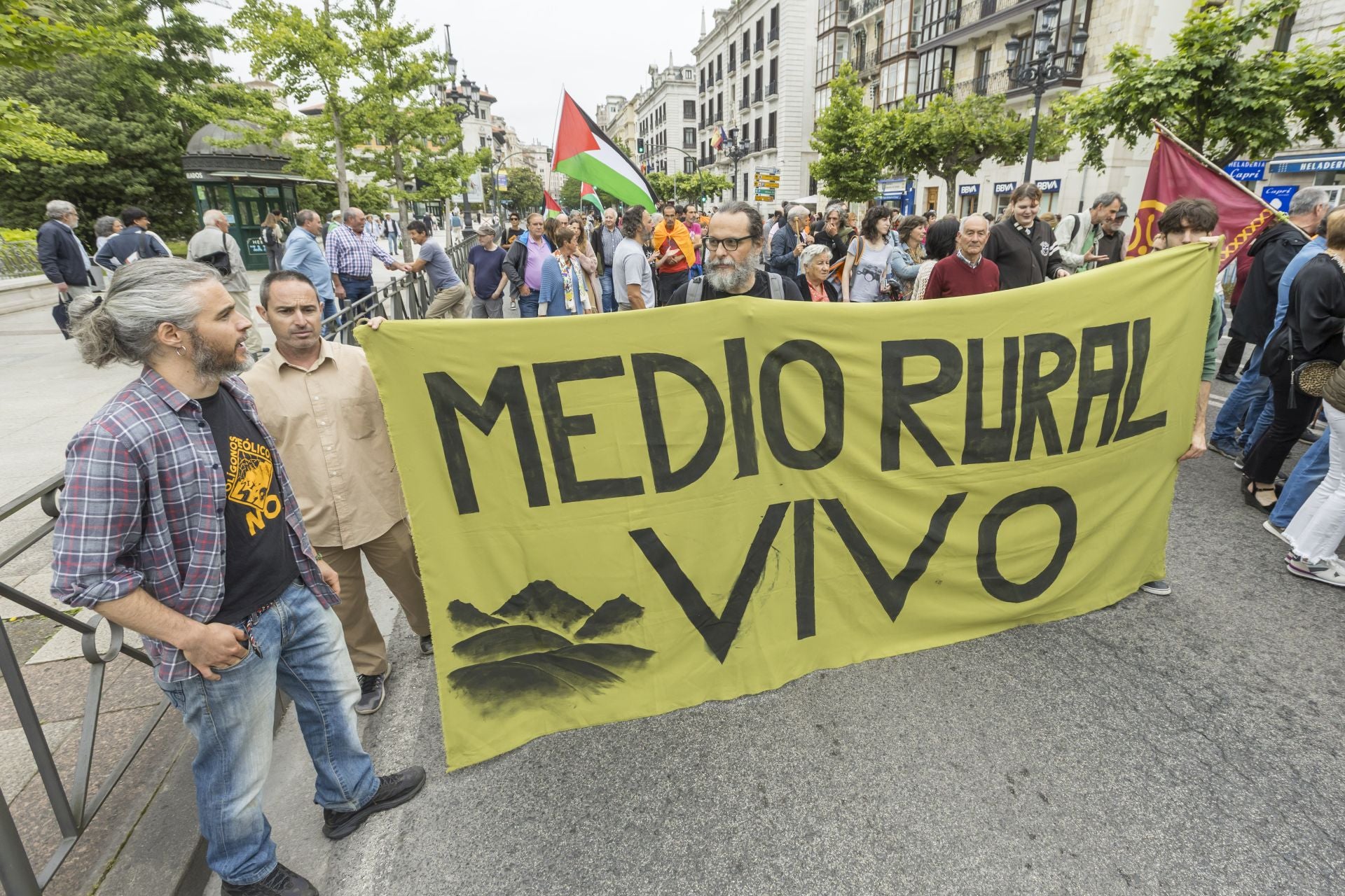 Unas 1.500 personas, según la Policía Local, se han manifestado de manera pacífica por las calles del centro de Santander.