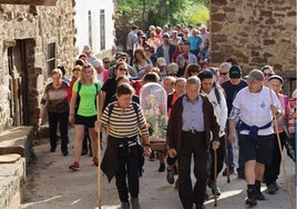 Devotos en procesión por el pueblo de Pembes.