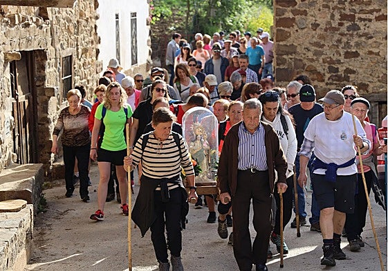 Devotos en procesión por el pueblo de Pembes.
