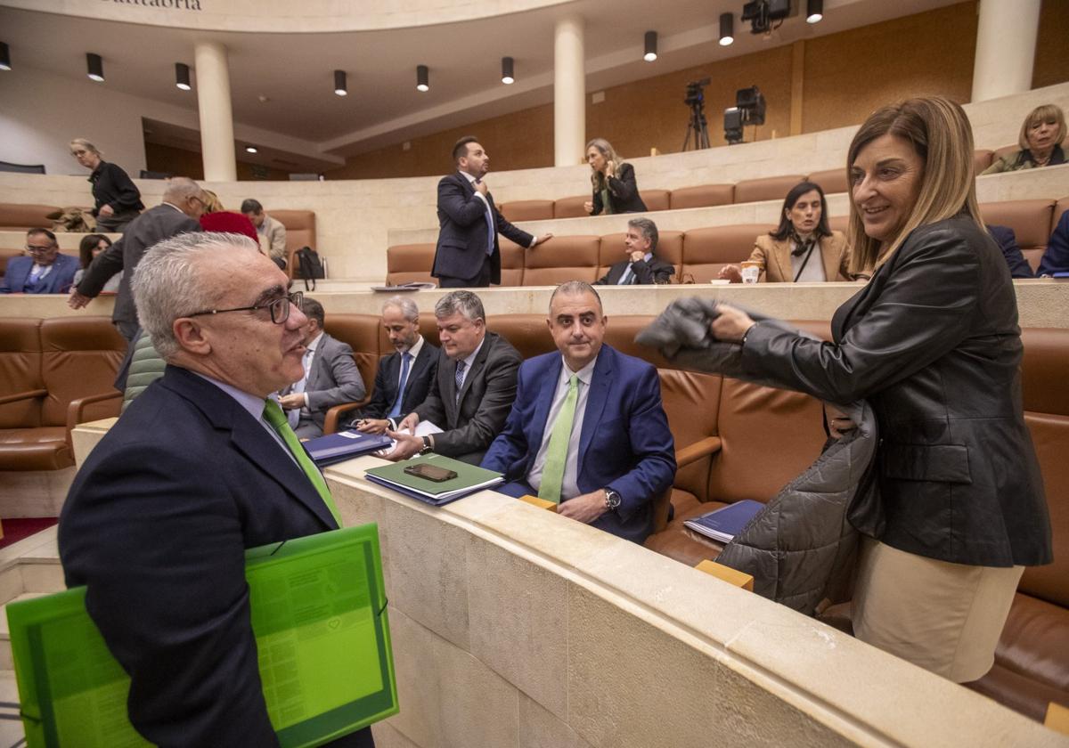 María José Sáenz de Buruaga (PP) habla con Pedro Hernando (PRC) en el Parlamento de Cantabria antes de un pleno.