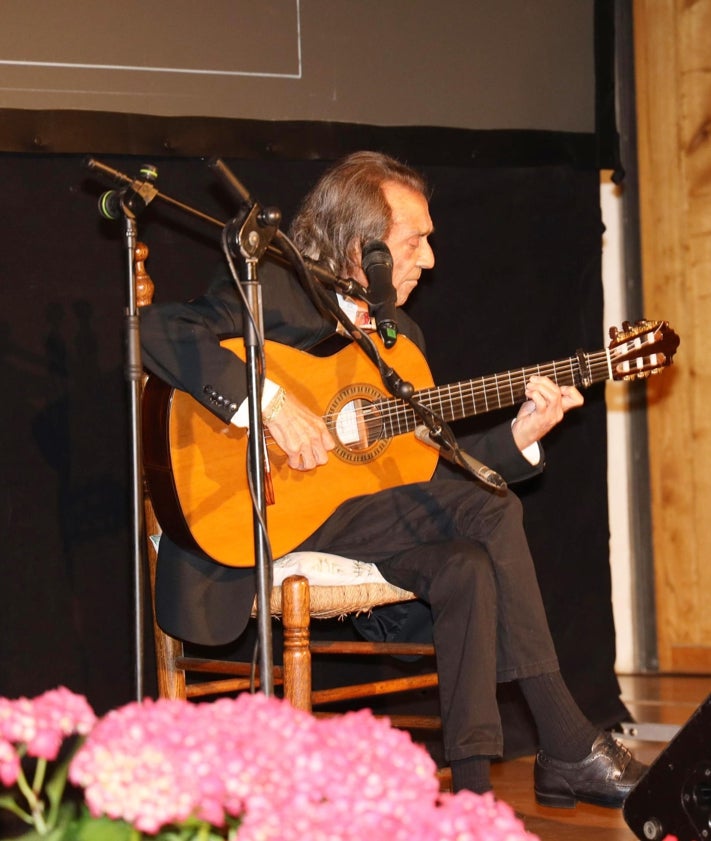 Imagen secundaria 2 - Pepe Habichuela presentándose al público y tocando con su guitarra, y Pilar Gómez Bahamonde, Amaranta Ariño, y Amparo Bengala, esposa de Pepe, durante la presentación del Encuentro Flamenco