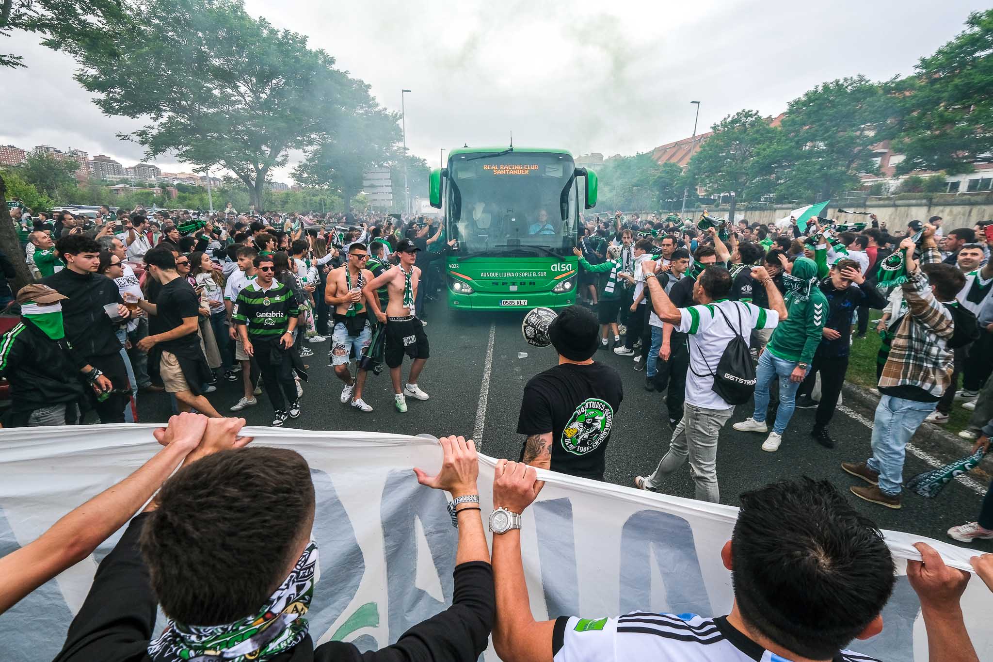 Pasillo humano no solo para acceder del palacio de los Deportes al estadio. Tambiñen en la S-20 al autobús.