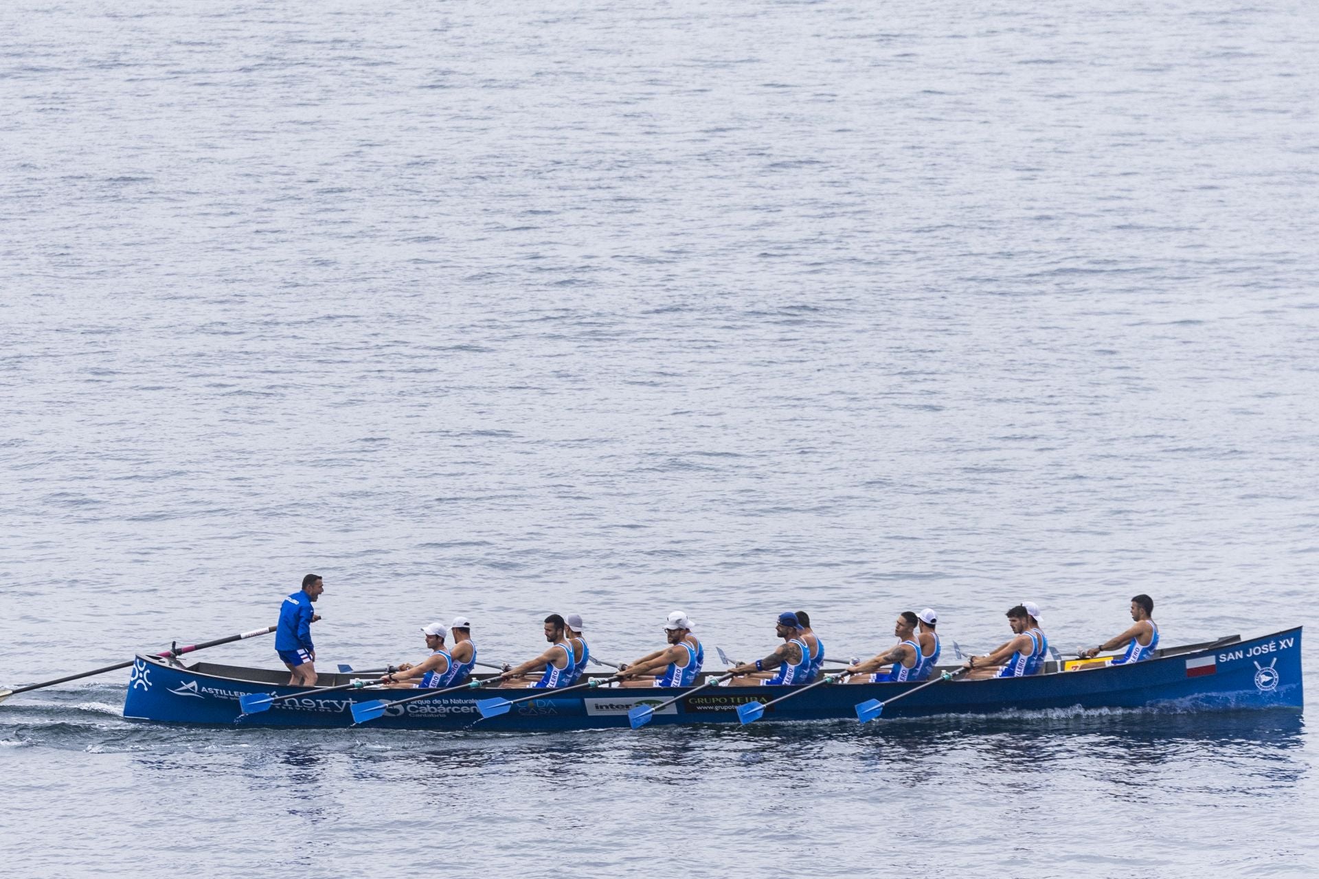 Astillero, la ganadora de la regata, en plena boga.
