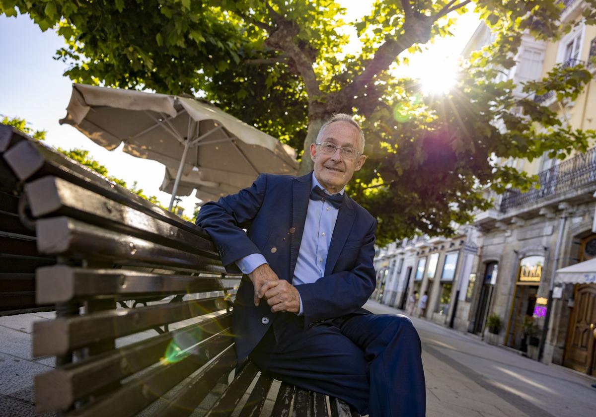 Ángel Carracedo, en un banco del Paseo de Pereda, en Santander, el pasado miércoles.