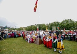 El tradicional izado de la bandera de Cantabria y del lábaro fue el acto central del día.