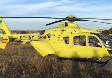 Debido a la zona de difícil acceso donde ha quedado el coche, ha tenido que intervenir el helicóptero de rescate.