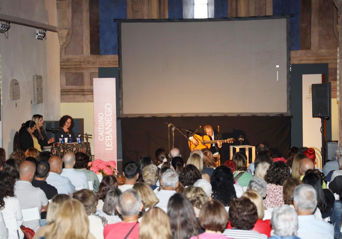 El público que llenó el Centro de Estudios Lebaniegos disfrutó con el concierto de Pepe Habichuela