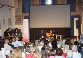El público que llenó el Centro de Estudios Lebaniegos, disfrutó con el concierto de Pepe Habichuela