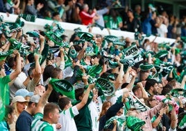 Los aficionados celebran un gol del Racing ante el Granada en El Sardinero