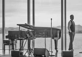 Alejandro Pelayo posa junto al piano en el Auditorio del Centro Botín.
