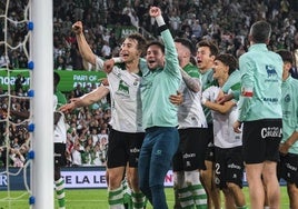 Alegría desbordada de los futbolistas del Racing tras vencer el domingo al Granada.