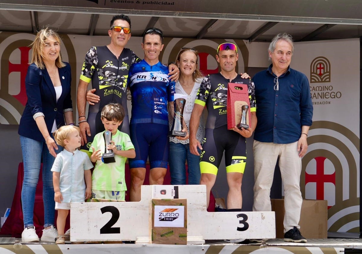 Imagen principal - Entrega de premios de la Maratón BTT Camino Lebaniego, del Sprint Urbano Infantil, y el ganador de la Maratón BTT Roberto Fernández, por uno de los bellos parajes de la prueba