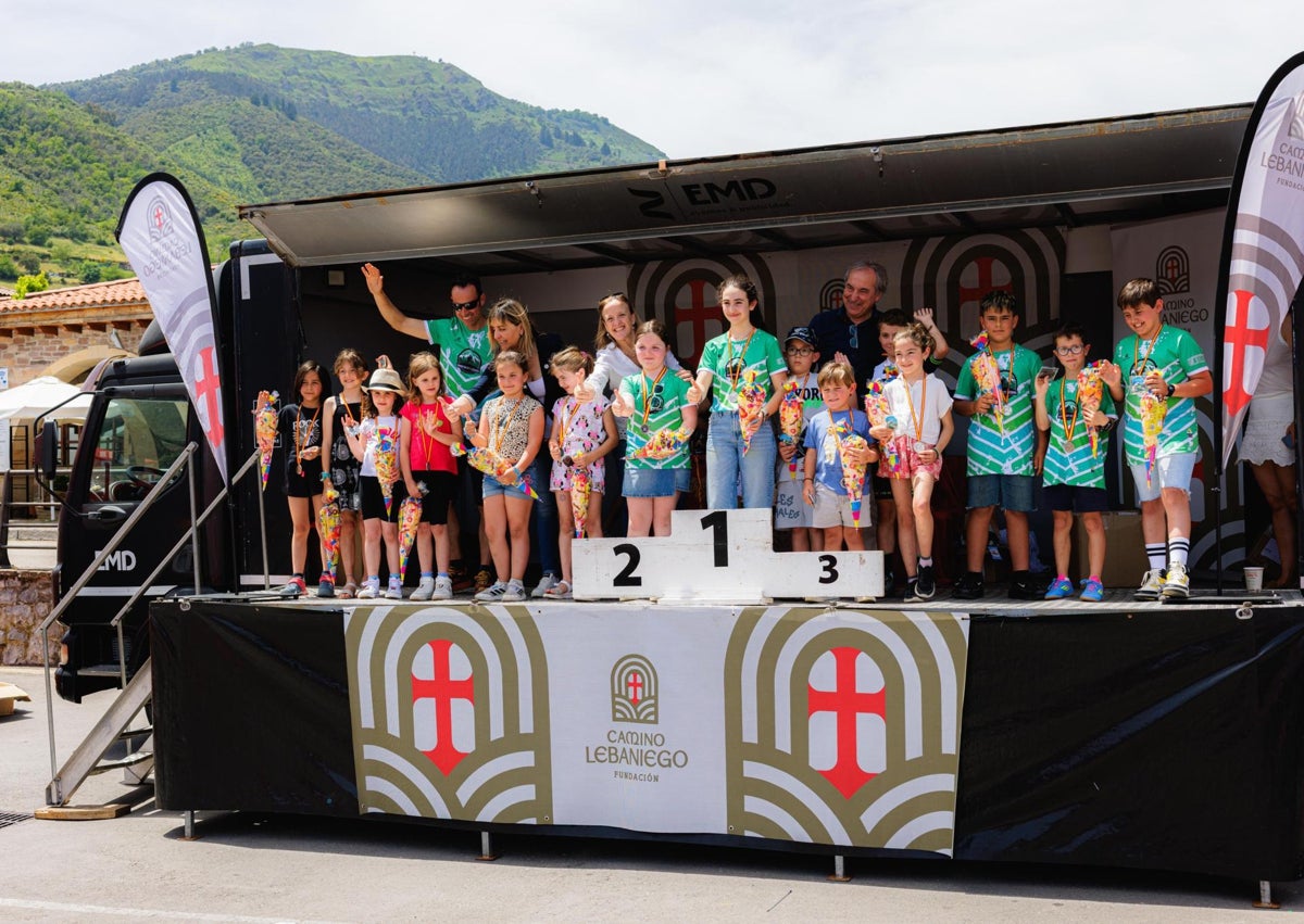 Imagen secundaria 1 - Entrega de premios de la Maratón BTT Camino Lebaniego, del Sprint Urbano Infantil, y el ganador de la Maratón BTT Roberto Fernández, por uno de los bellos parajes de la prueba