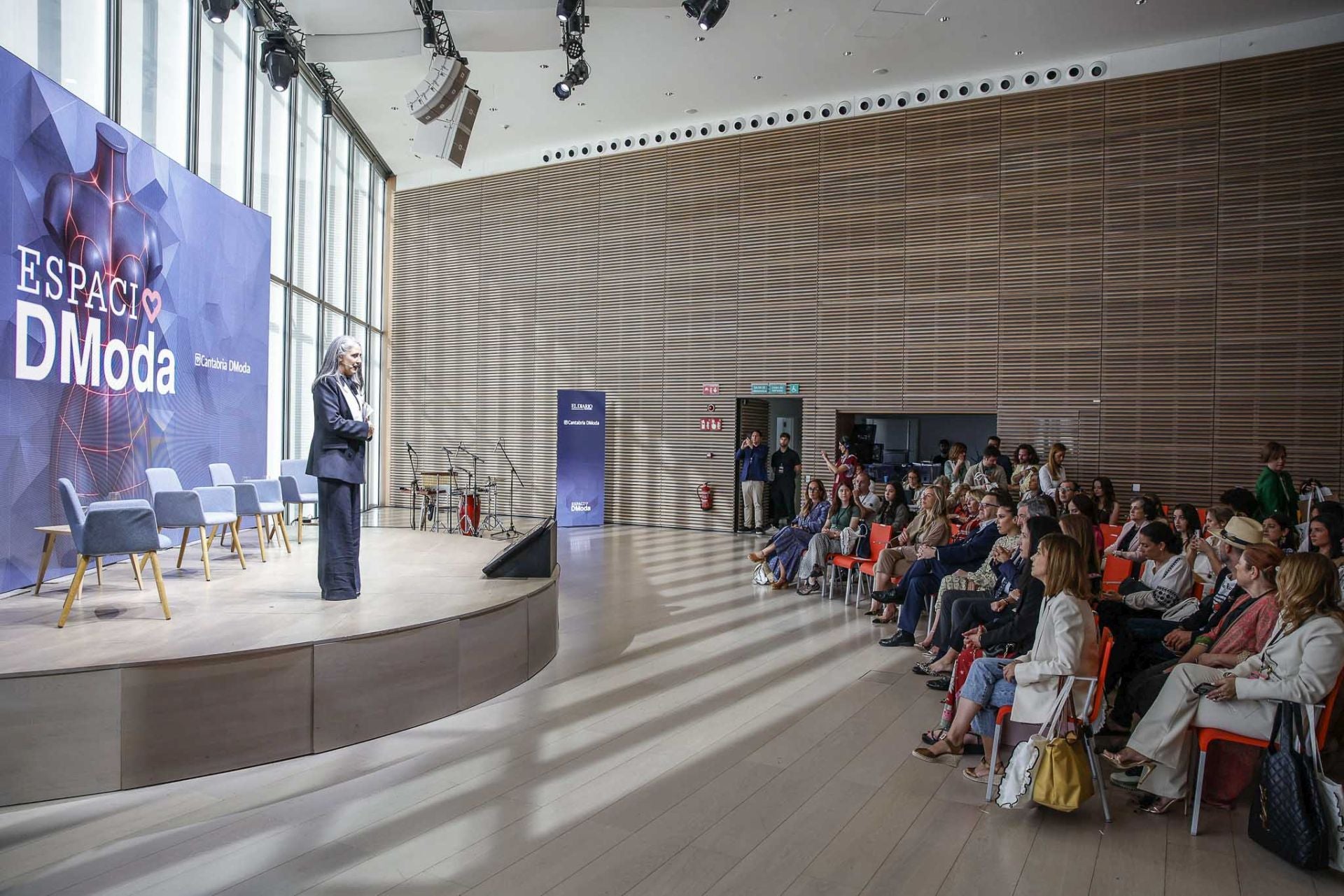 Cerca de 200 personas pasaron a lo largo de la jornada por Espacio DModa en el Auditorio del Centro Botín. La periodista de El Diario Montañés Leticia Mena fue la encargada de conducir el evento.