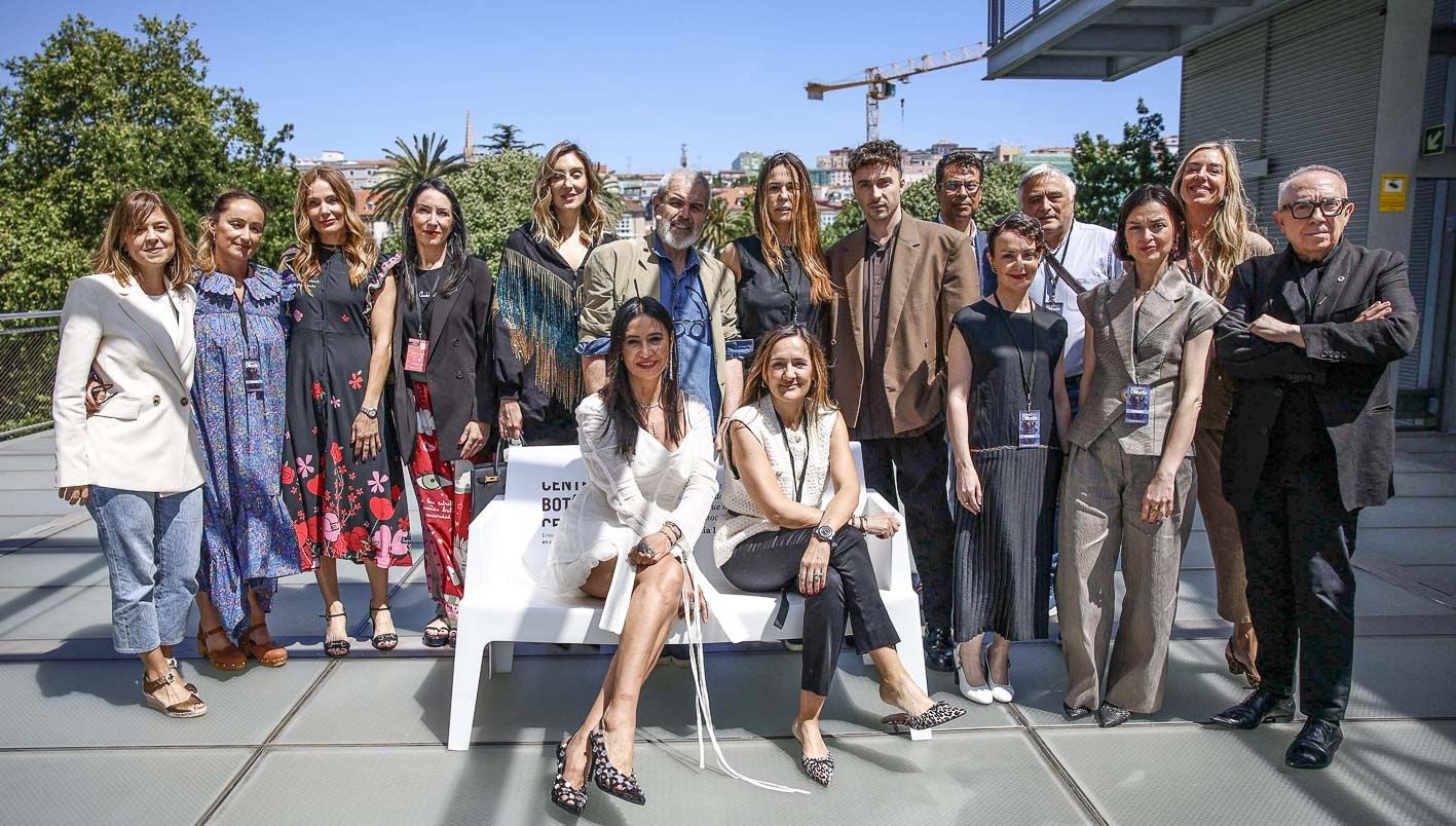 Patricia Rosales, Isabel Riego, Aurora Ortiz, Anabel Ortiz, Ofelia Casanueva, Lorenzo Caprile, Mónica Pescador, Zé García, Carlos Daza, José Antonio Mazorra, Marián Pacheco, Trinidad Castillo, Paula Martínez y Luis Alonso. En el centro, sentadas, Odette Álvarez y Paula Lobato.