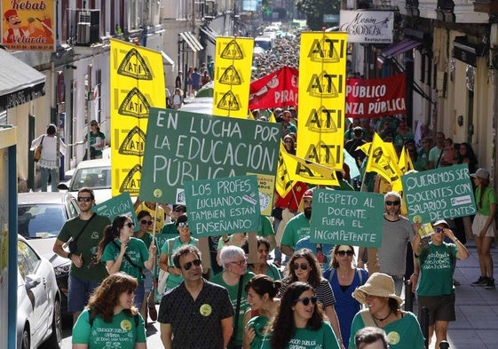 Manifestación de los docentes por la calle Daoiz y Velarde, Paseo de Pereda y plaza de Alfonso XIII.