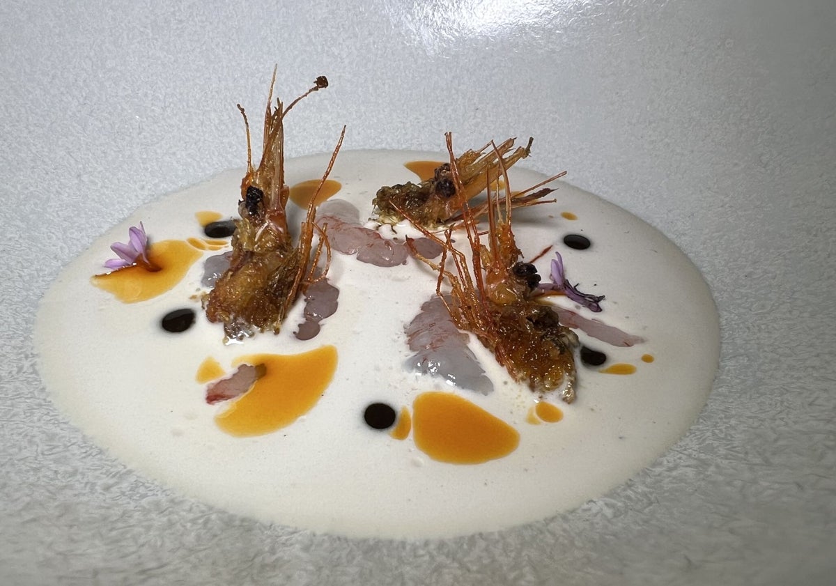 Imagen principal - Ajoblanco, quisquilla y ajo negro; alcachofa, codium y berberechos y tartaleta de lima limón.