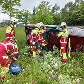 Los bomberos del Gobierno de Cantabria en las labores para estabilizar el vehículo.