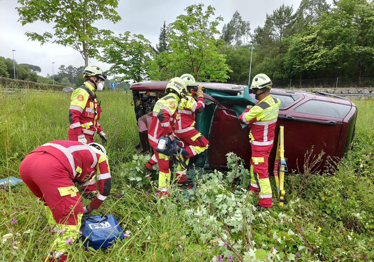 Los bomberos del Gobierno de Cantabria en las labores para estabilizar el vehículo tras excarcelar a los heridos.