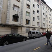 Un vecino cruza la calle en la calle Marqueses de Valdecilla y Pelayo, donde se construirán doce pisos de alquiler asequible.
