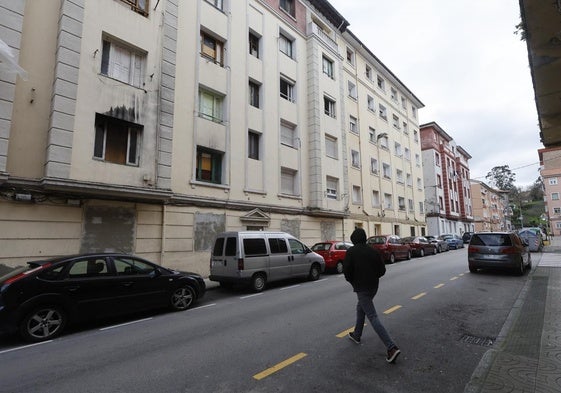 Un vecino cruza la calle en la calle Marqueses de Valdecilla y Pelayo, donde se construirán doce pisos de alquiler asequible.